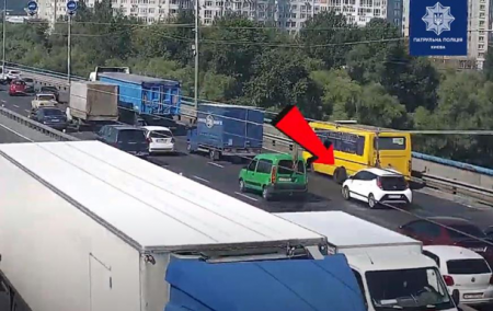 В Киеве у маршрутки на мосту отвалились колеса - «ДТП»