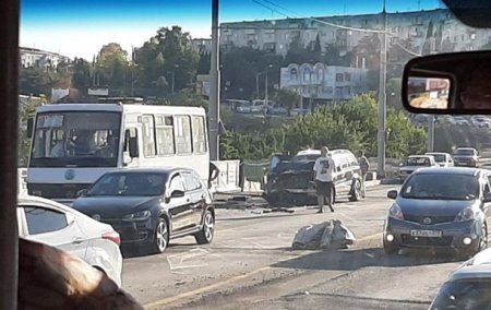В Севастополе внедорожник влетел в автобус: 14 пострадавших - «ДТП»