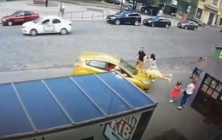 Во Львове дважды сбили пешехода на остановке - «ДТП»