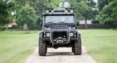 На продажу выставлен военный Land Rover Defender в стиле Джеймса Бонда - «Автоновости»