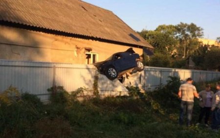 В Черновцах полицейский на BMW повис на заборе частного дома - «ДТП»