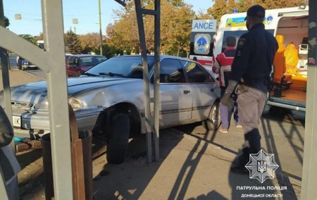 В Мариуполе легковушка въехала в остановку, есть пострадавшие - «ДТП»