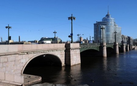Падение мотоциклиста с моста в Петербурге попало на видео - «ГИБДД»