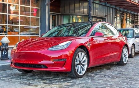 У Tesla лопнуло боковое стекло прямо в гараже - «Автоновости»