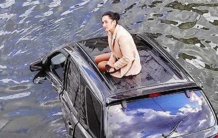 В Харькове девушка утопила авто и стала мемом - «ДТП»