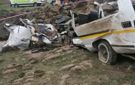 В ЮАР маршрутка упала в овраг: почти все пассажиры погибли - «ДТП»