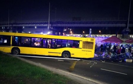 В Киеве автобус врезался в палатку с людьми, есть жертва - «ДТП»