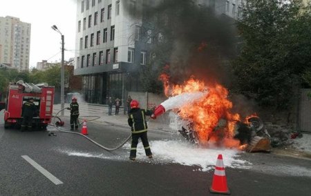 В Киеве опрокинулся и загорелся автомобиль - «ДТП»