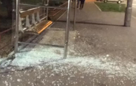 В Киеве велосипедист разбил стеклянную остановку - «ДТП»