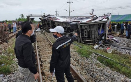 В Таиланде поезд протаранил автобус: 20 погибших - «ДТП»