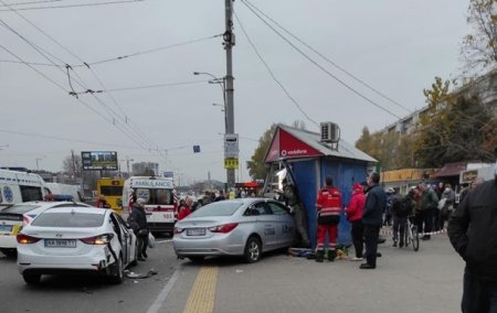 В Киеве авто вылетело на тротуар, есть жертвы. 18+ - «ДТП»