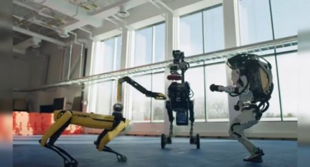 Boston Dynamics поздравила автомобилистов с Новым годом роликом с танцующими под хит 60-х роботами - «Автоновости»