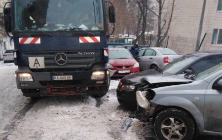 В Киеве мусоровоз разбил десять авто - «ДТП»