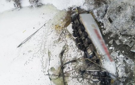 В Черниговской области грузовик упал в реку - «ДТП»