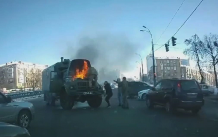В Киеве на дороге загорелся военный автомобиль - «ДТП»