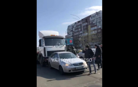 В Киеве грузовик несколько раз таранил легковушку - «ДТП»