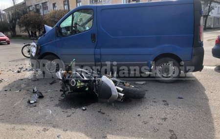 В Бердянске мотоцикл столкнулся с микроавтобусом, трое пострадавших - «ДТП»