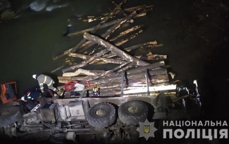 На Прикарпатье грузовик упал в реку, есть жертвы - «ДТП»