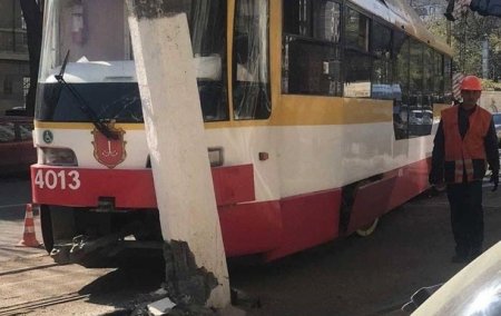 В Одессе трамвай протаранил столб - «ДТП»