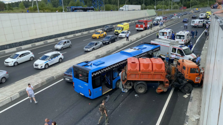 Семь пострадавших в ДТП с автобусом в Москве доставлены в больницы - «ГИБДД»