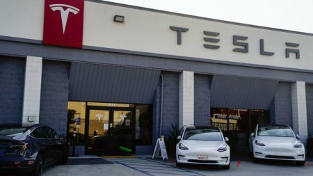 В Ижевске автомобиль Tesla въехал в здание - «ГИБДД»