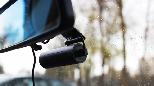 Автоэксперт Попов разъяснил, как правильно установить видеорегистратор - «ГИБДД»